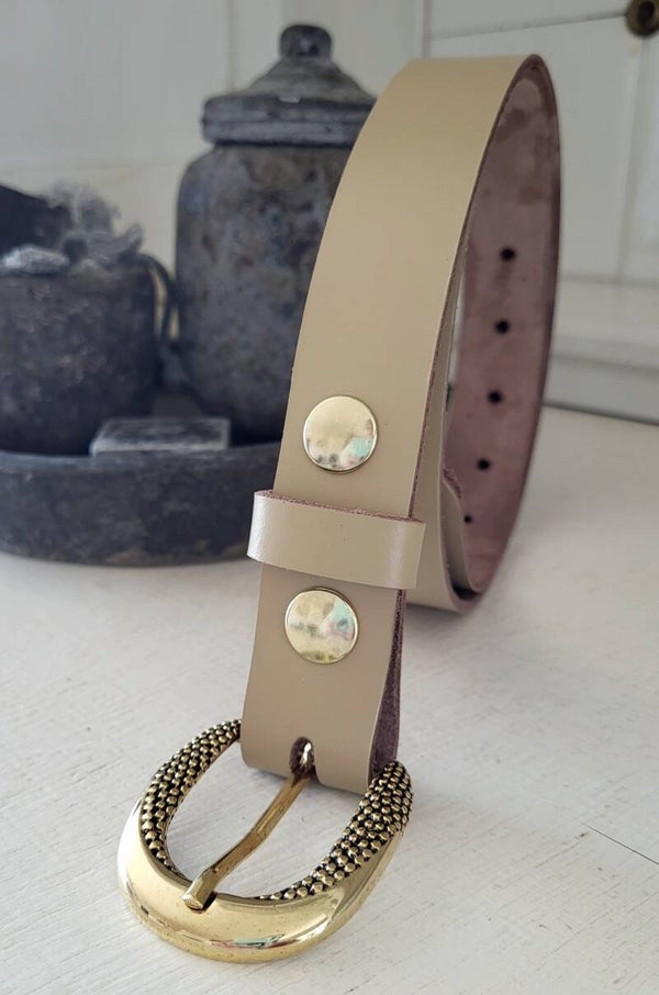 Beige smalle broekriem met goudkleurige gesp, breedte 28mm