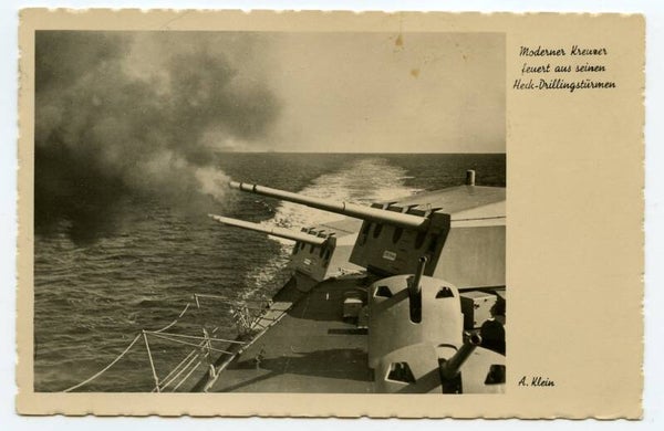 Postcard "Moderner Kreuzer feuert aus seinen Heck-Drillingstürmen"
