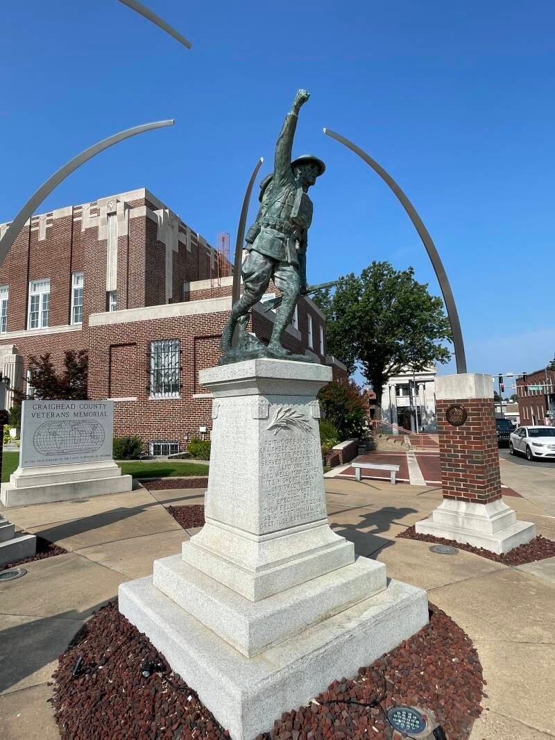 Jonesboro - in memory off, fallen soldiers...(close)