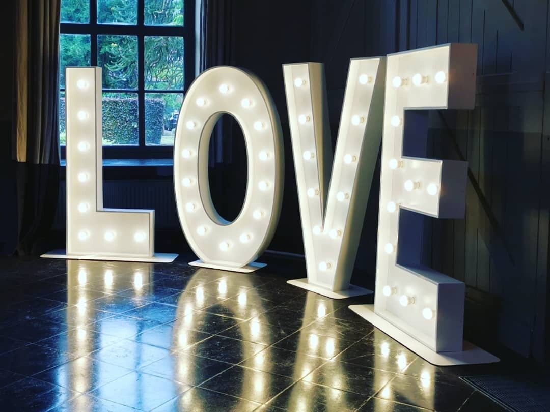 Location lettres lumineuses géantes – Décoration événement