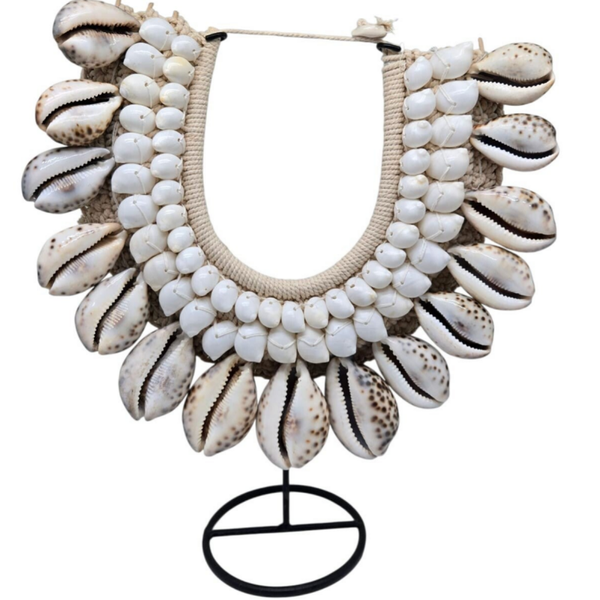 Collier décoratif en coquillages sur socle en métal