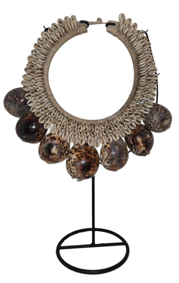 Collier de coquillages sur socle en métal