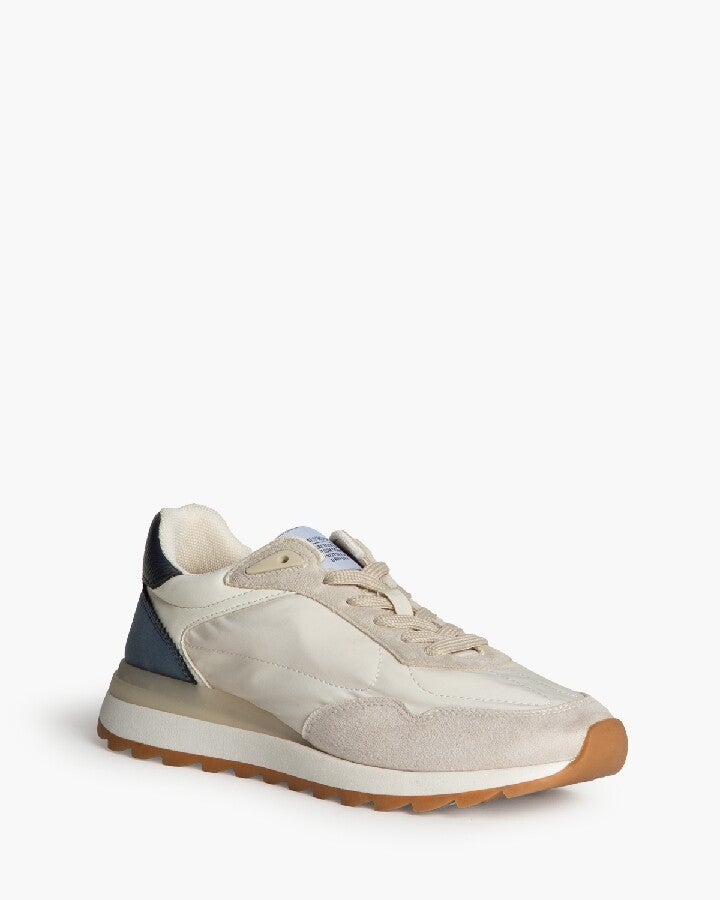 Zapatilla deportiva, estilo running. Suela dentada