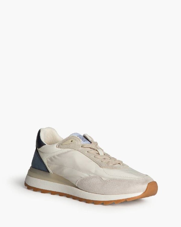 Zapatilla deportiva, estilo running. Suela dentada
