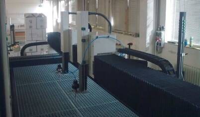 2 Schneidköpfe auf einem Portal