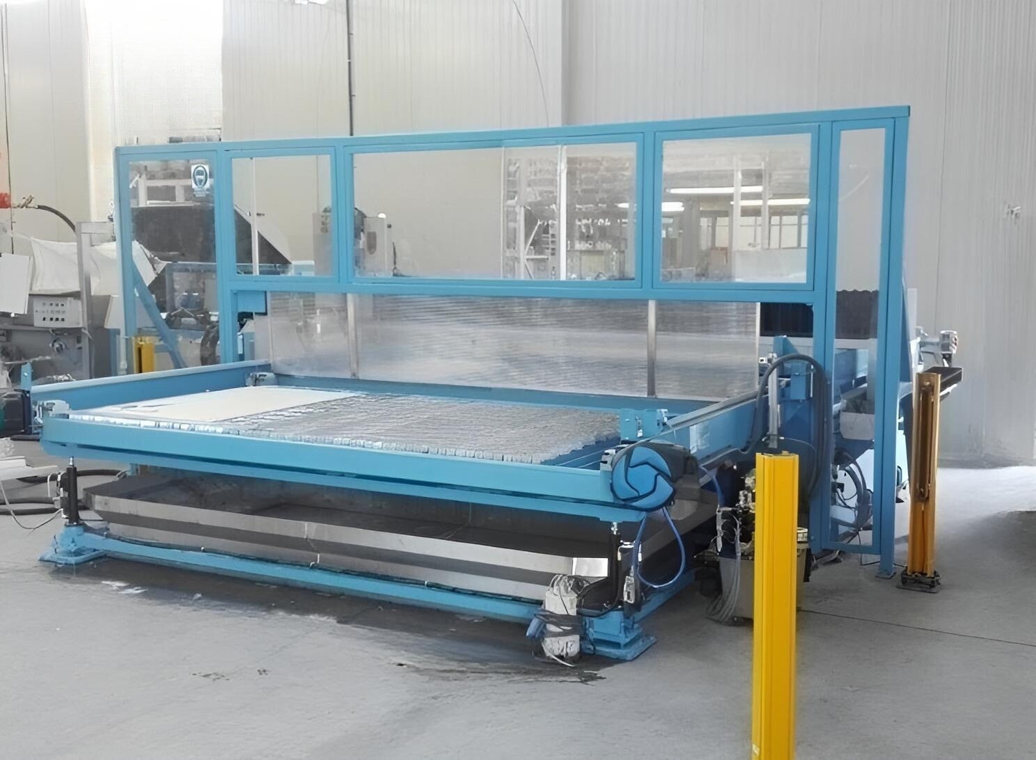 ter Arbeitstisch auch Wechseltisch genannt, für eine Wasserstrahlschneidanlage