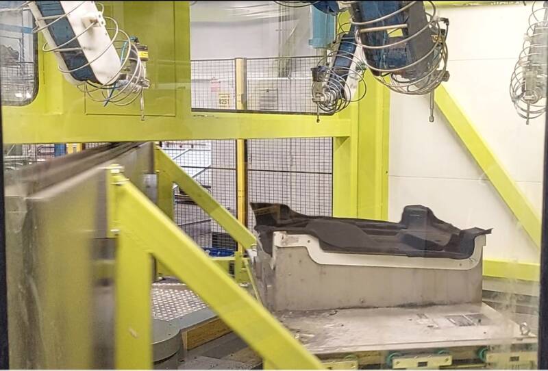 4 Roboter und Wechseltisch wasserstrahlschneiden