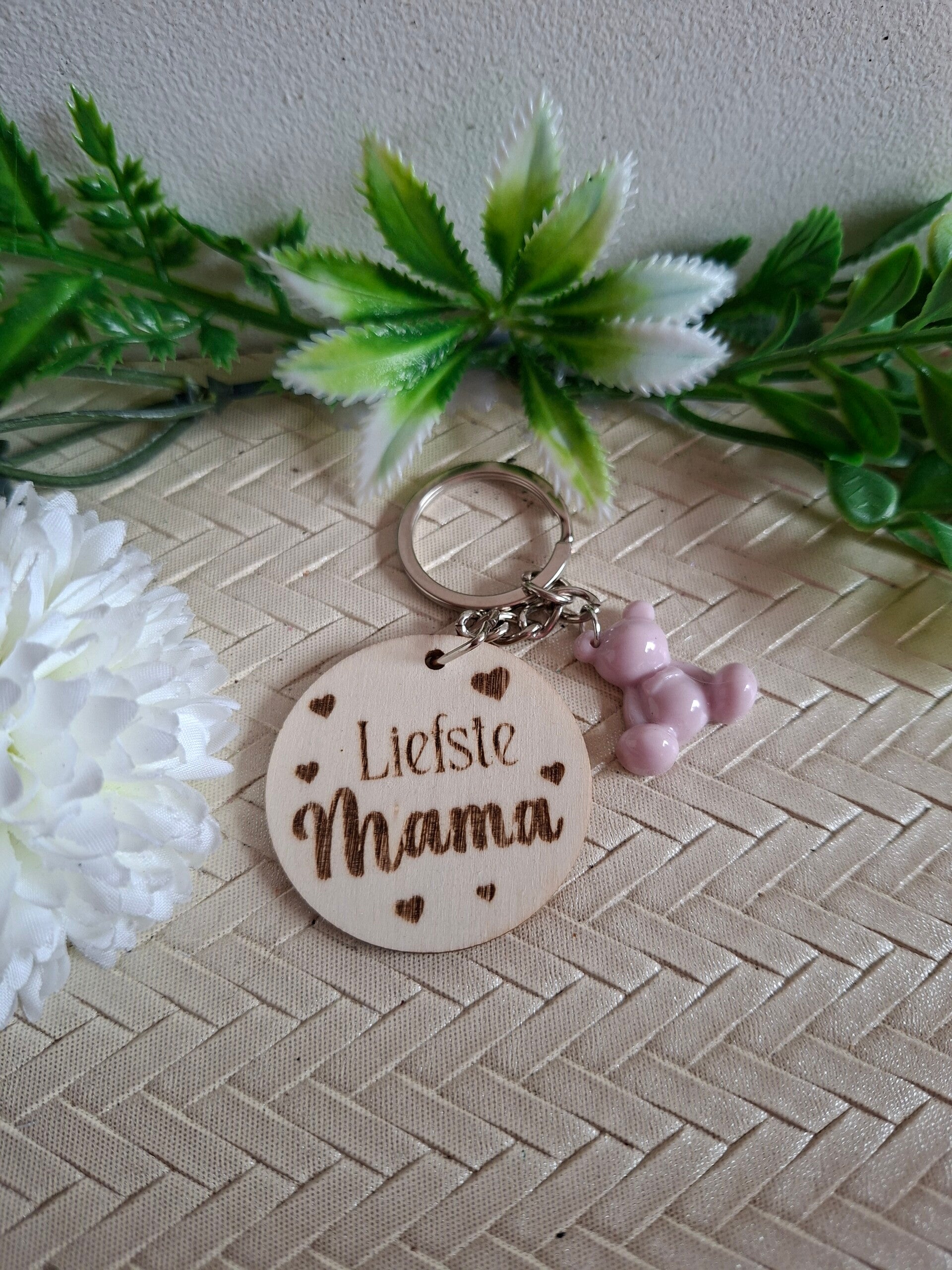 Een lieve, houten sleutelhanger "Liefste mama" of "Liefste oma"