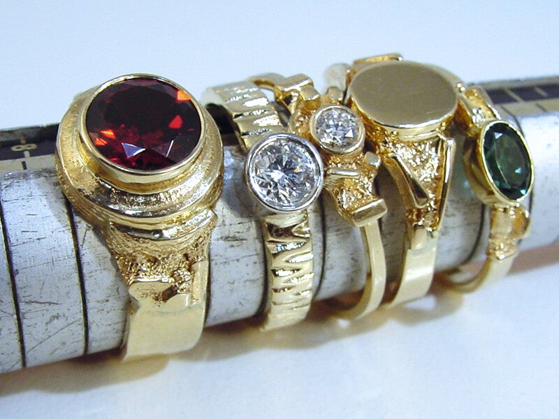 Ring sr15265r374 Gouden ring met granaat | www.mijngedenksieraad.nl