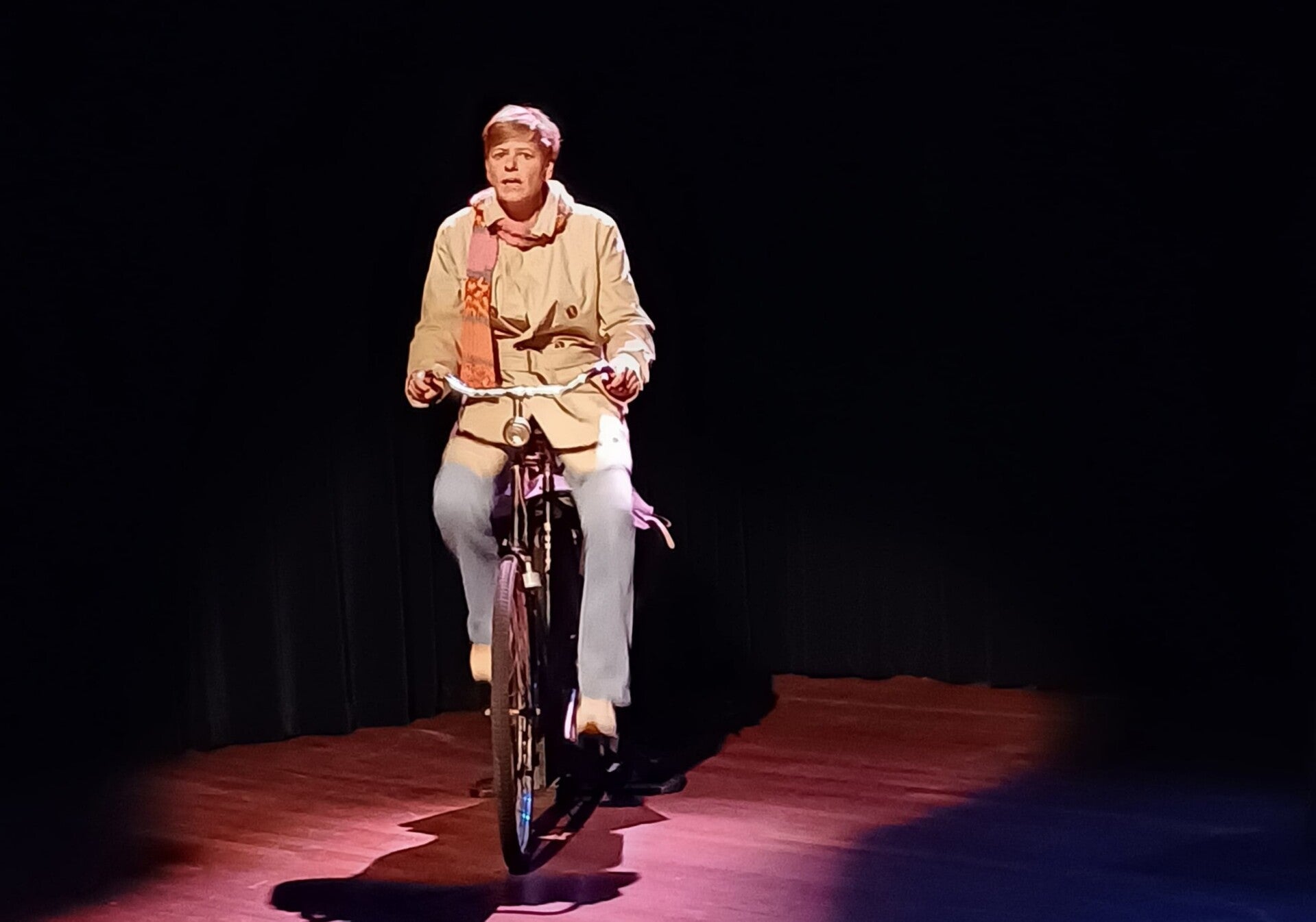 Judith van der Steeg op een fiets, tijdens haar theatervoorstelling Fûl voor de Vrijheid 