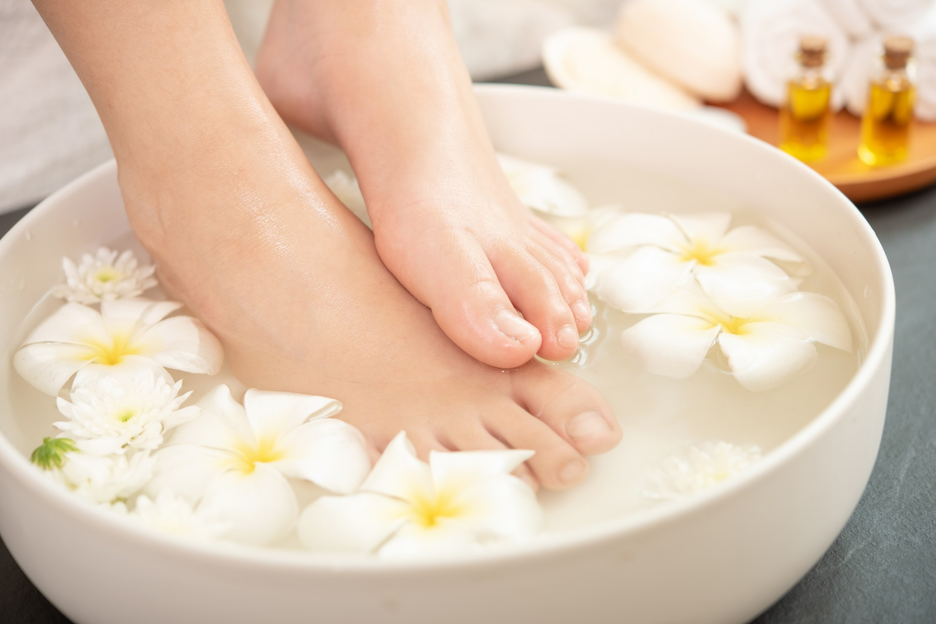 voeten die een wellness behandeling krijgen