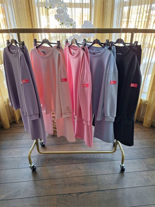Label pakken met wide leg roze badge 5 kleuren verkrijgbaar Label pakken met wide leg 5 kleuren verkrijgbaar