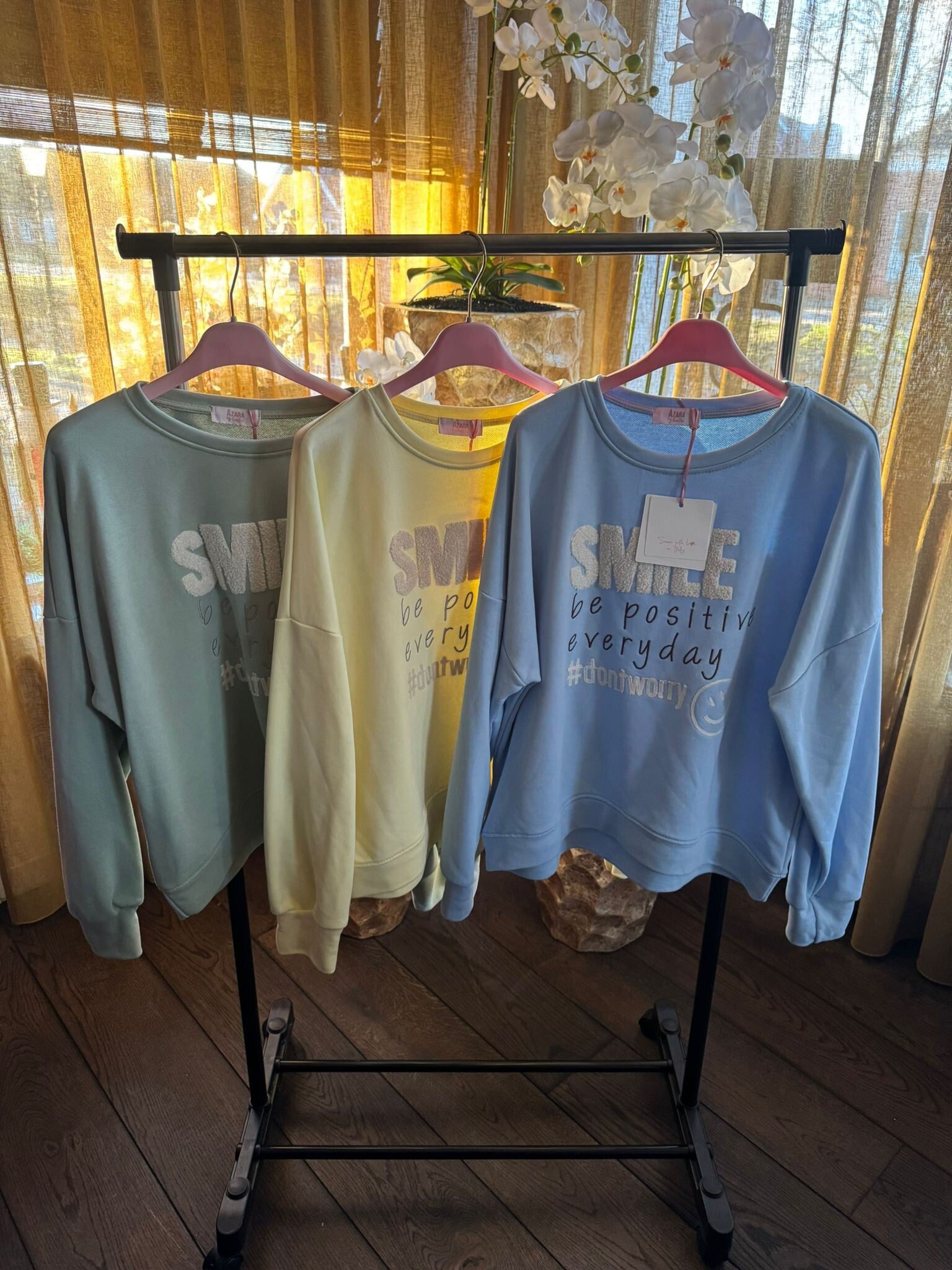 Sweaters smile be positive 2 kleuren verkrijgbaar
