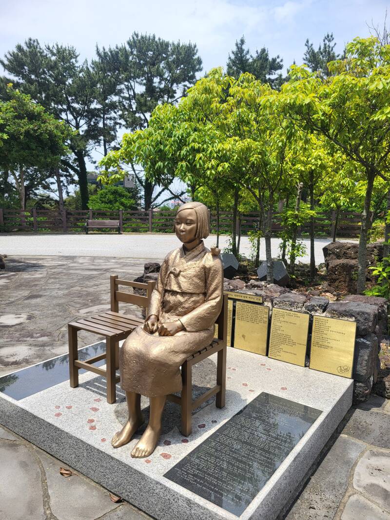 statue de la paix statue of peace  femmes de réconfort jeju jeju-do jeju-si