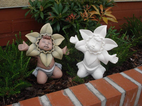 Daffodil baby op knieen