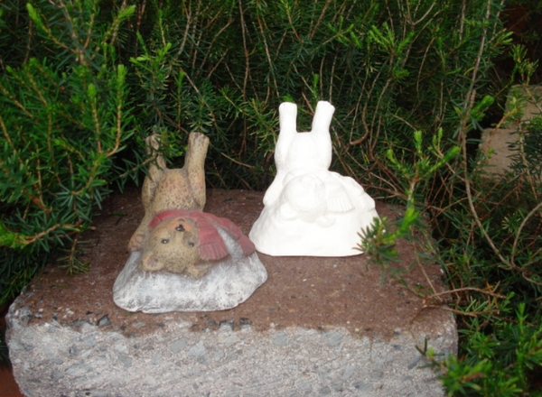 Spelend beertje in de sneeuw