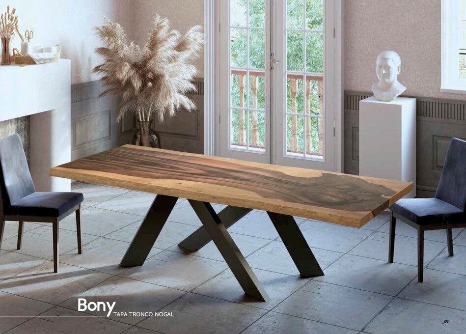 Mesa de comedor en tienda de muebles en Nerja