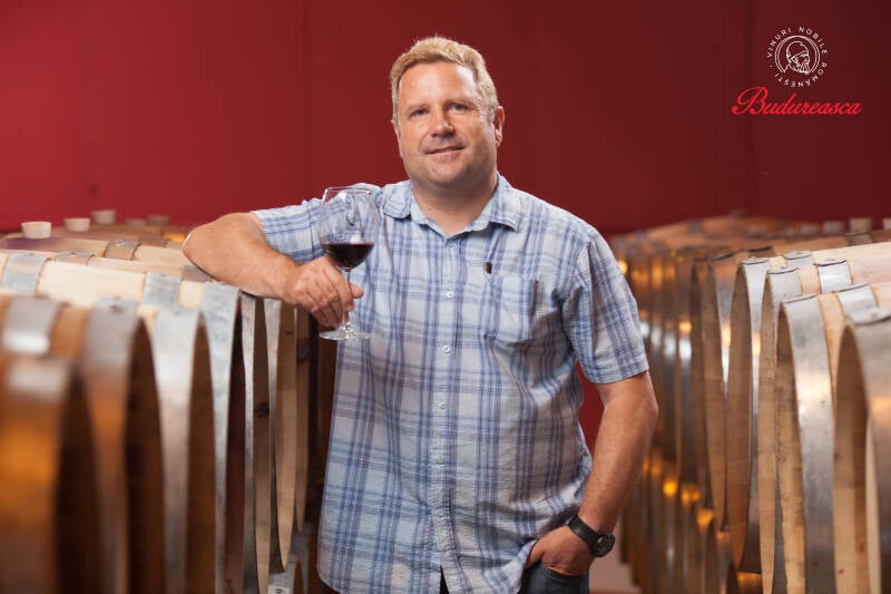 Budureasca combineert oude wijngeschiedenis met moderne vinificatietechnieken en passie voor kwaliteit, waardoor elke fles een expressie is van het terroir en de expertise van de wijnmaker.