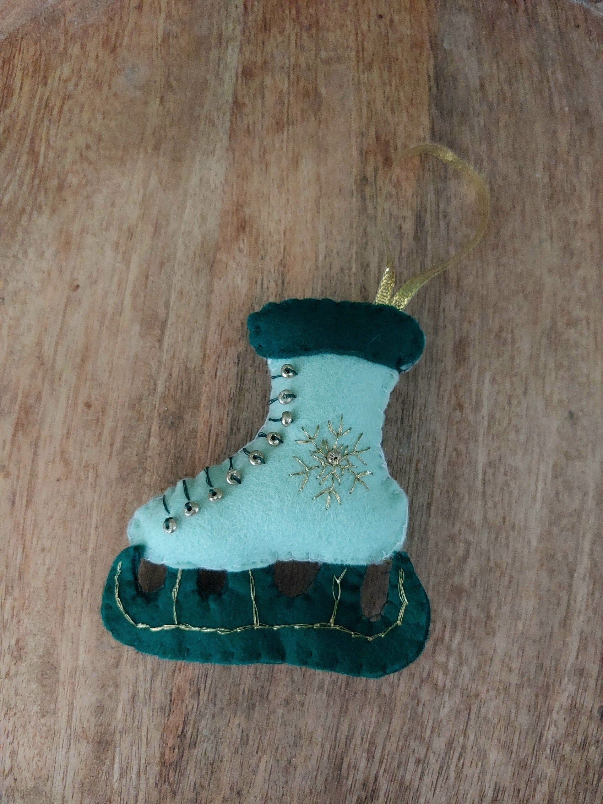 Hanger Ice skates green