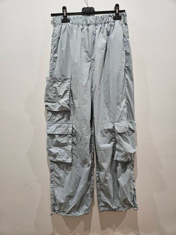 Pantalón tipo chándal azul cielo como nuevo talla S de Pull&Bear