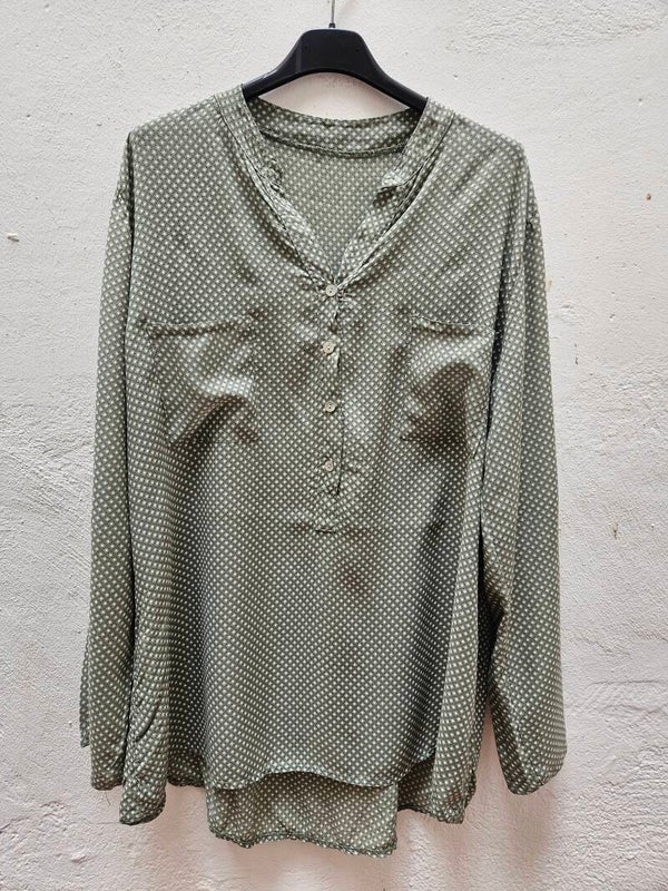 Blusa verde con detalles blancos talla L/XL como nueva
