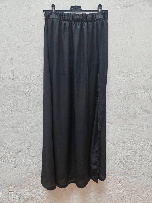 Falda negra larga con short interior talla S de Stradivarius