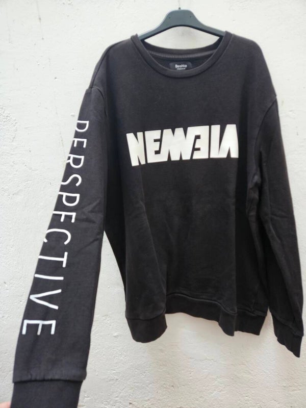 Sudadera negra con letras blancas talla XL de Bershka man