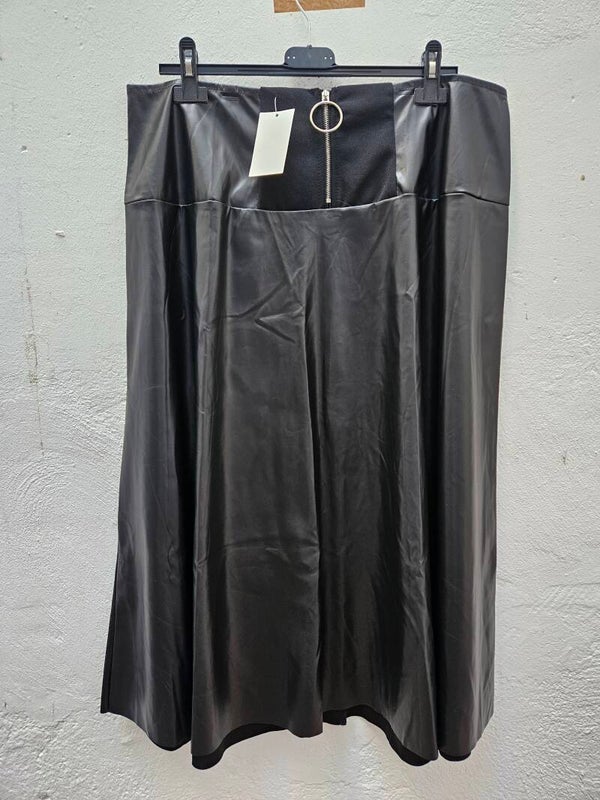 Falda negra larga de polipiel talla XL de Shein nueva