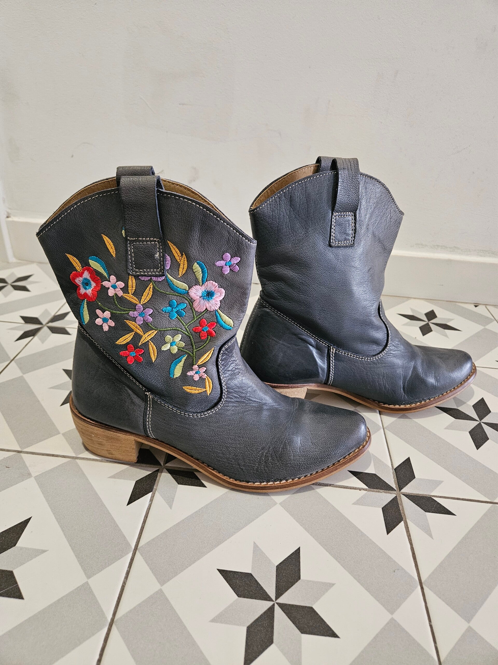 Botines tipo camperas como nuevos en color azul número 38 de Soriano