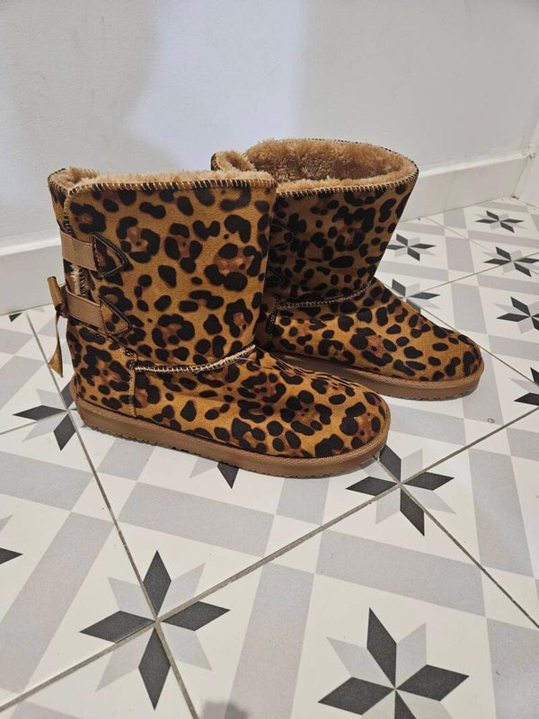 Botas de leopardo con pelo por dentro número 38 le falta un lazo