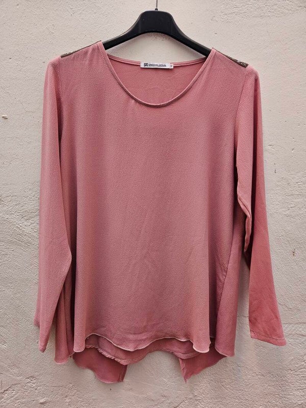 Blusa rosa palo con decorativo brillante en hombros talla M de Sparring Casual