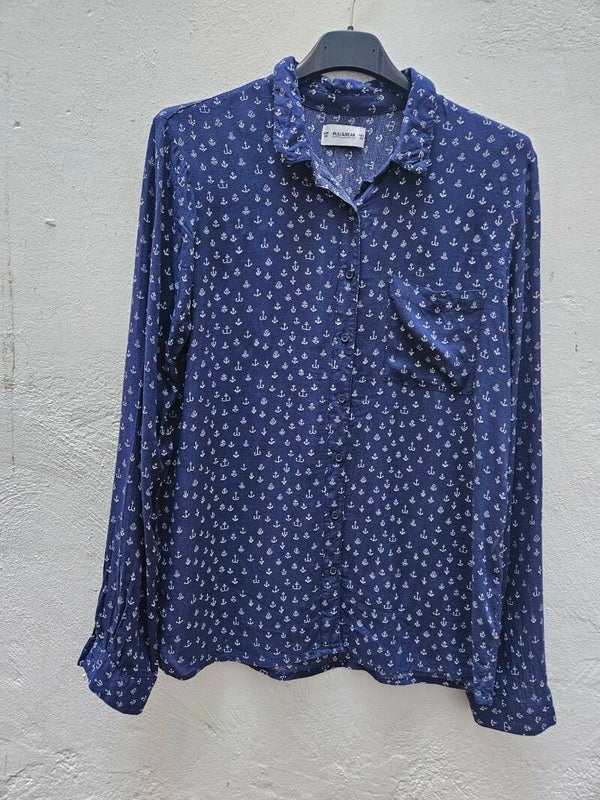 Camisa azul marino con anclas talla M de Pull&Bear