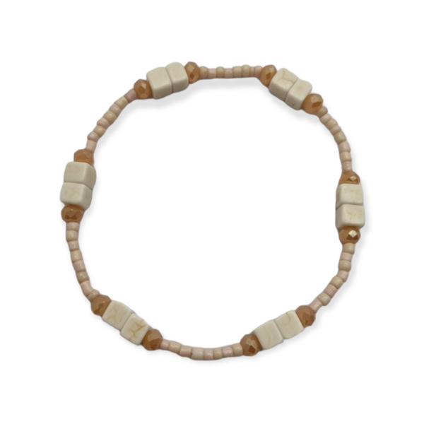 Kralenarmband beige blokjes