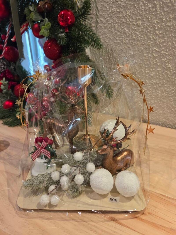 Met gouden kandelaar, hert liggend & staand, kerstklokje