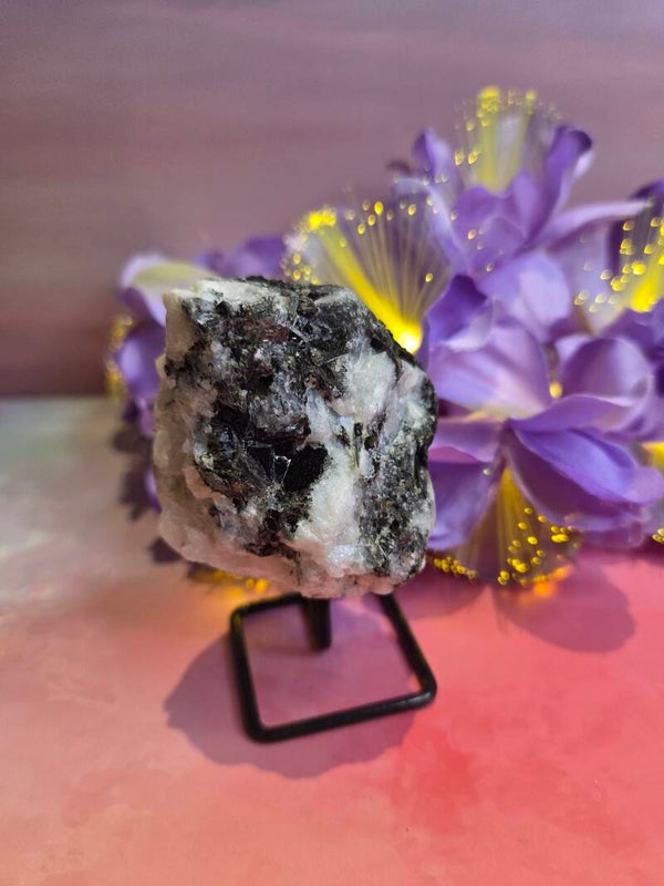 Regenboogmaansteen ruw op staander