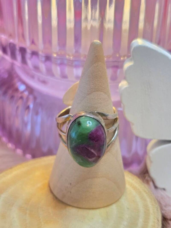 Zoisiet met robijn ring