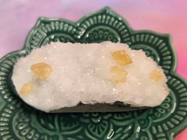Prachtige cluster met gele calciet