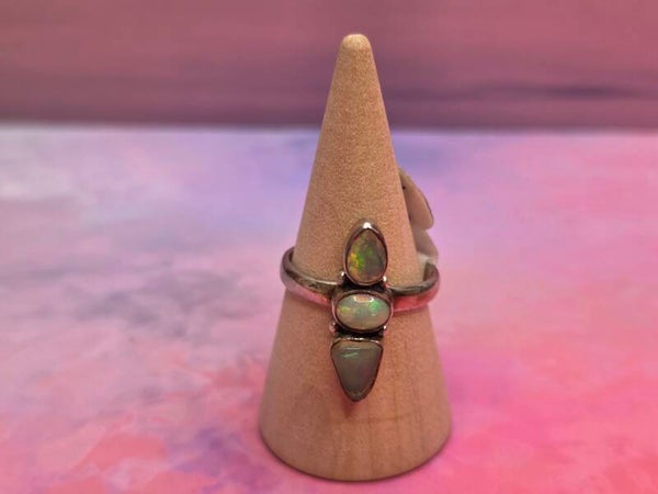 Witte Ethiopian opaal ring