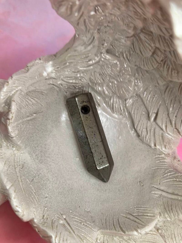 Pyriet obelisk hanger