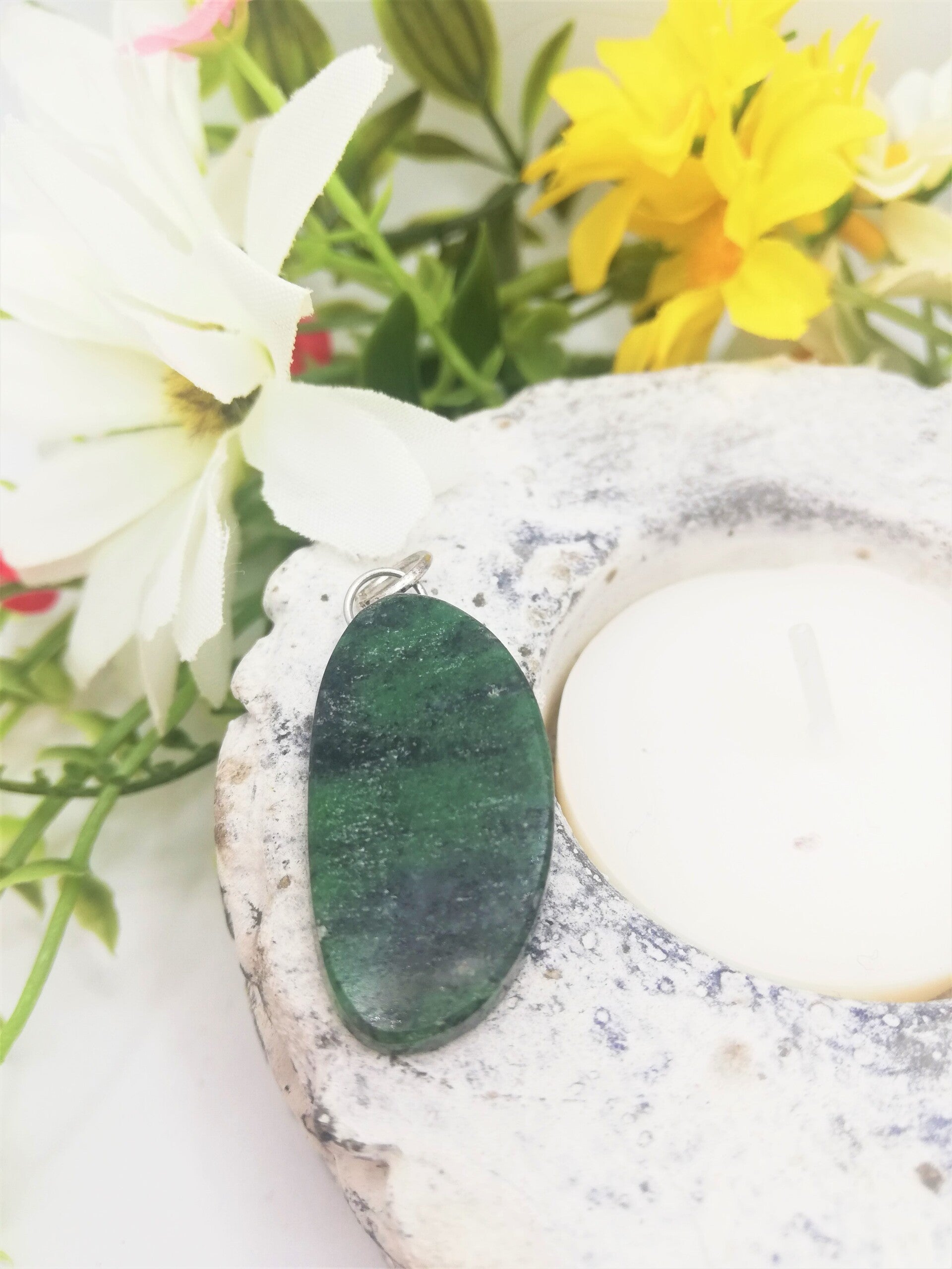 Robijn in zoisiet hanger met oogje