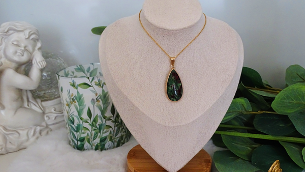 Robijn in zoïsiet hanger goldplated