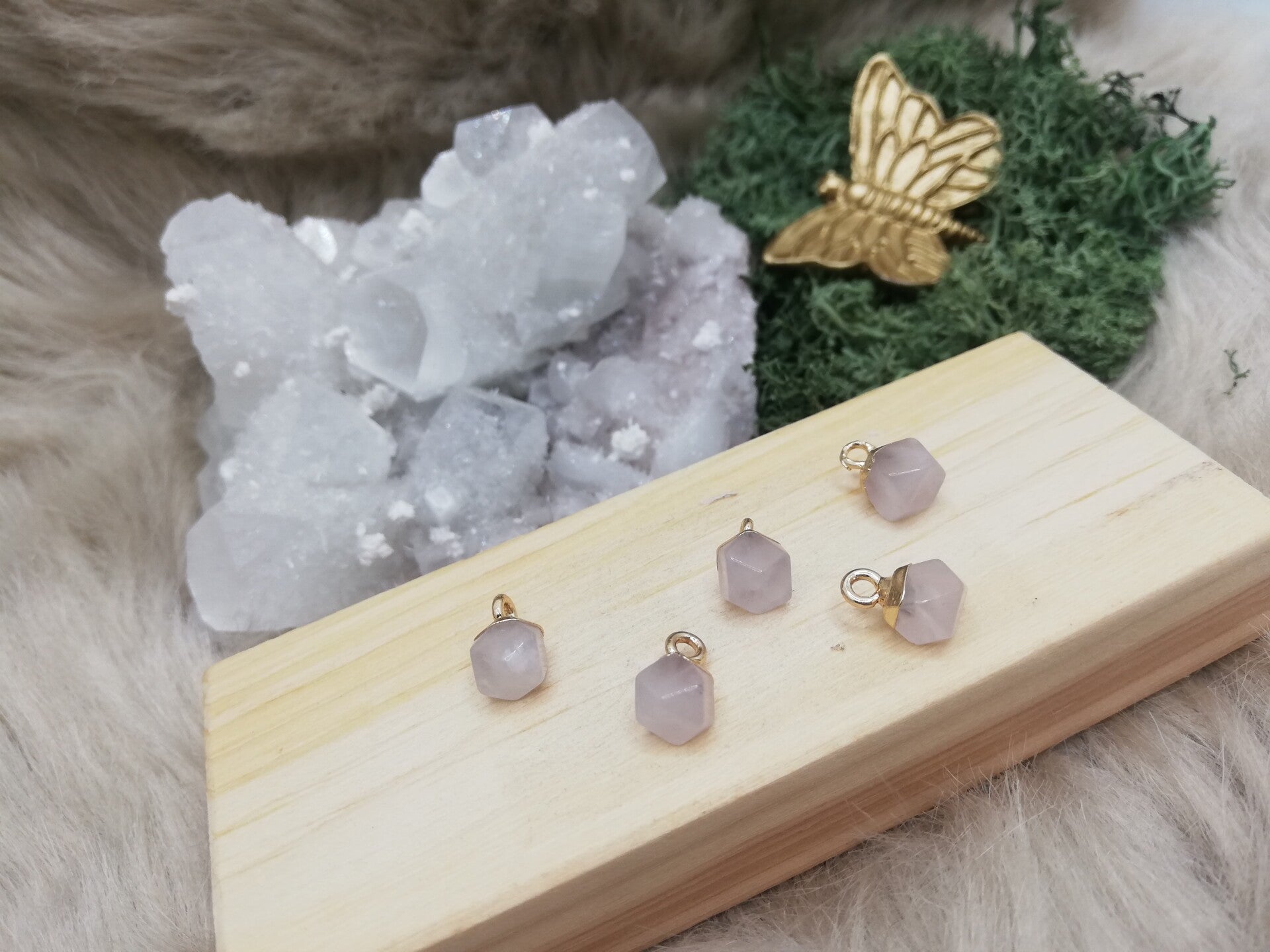 Rozenkwarts hangertje