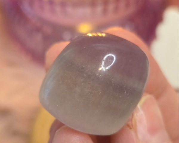 Grijs met licht paarse fluoriet trommelsteen - Smal/medium