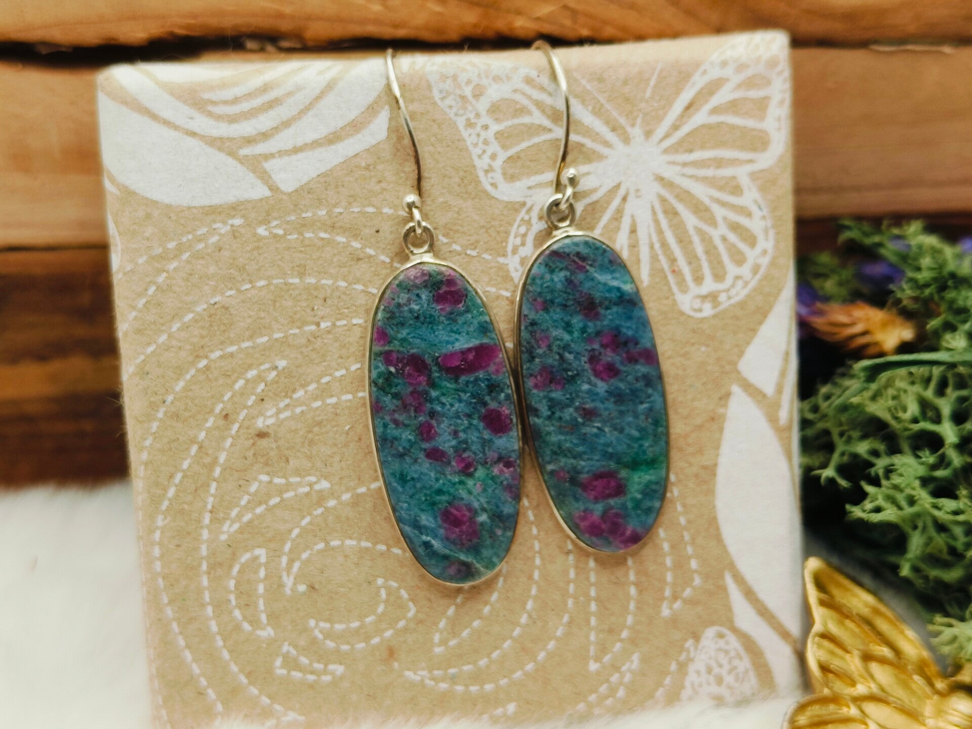 Robijn in kyaniet oorhangers