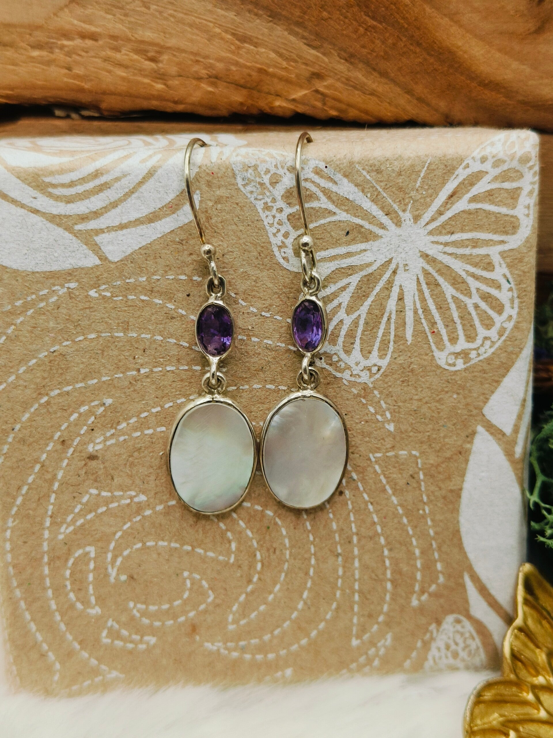 Parel oorhangers met amethist