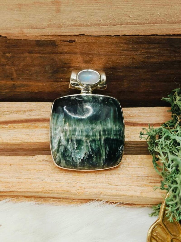 Serafiniet hanger met regenboogmaansteen