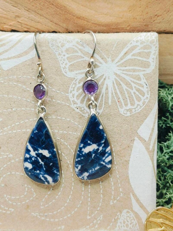 Sodaliet oorhangers met amethist