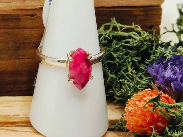 Rubeliet ring gefacetteerd