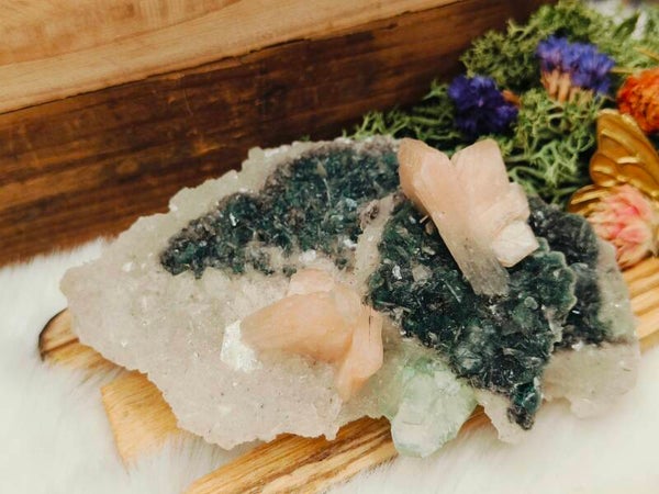 Groene apofylliet met roze stilbiet op chalcedoon basis cluster