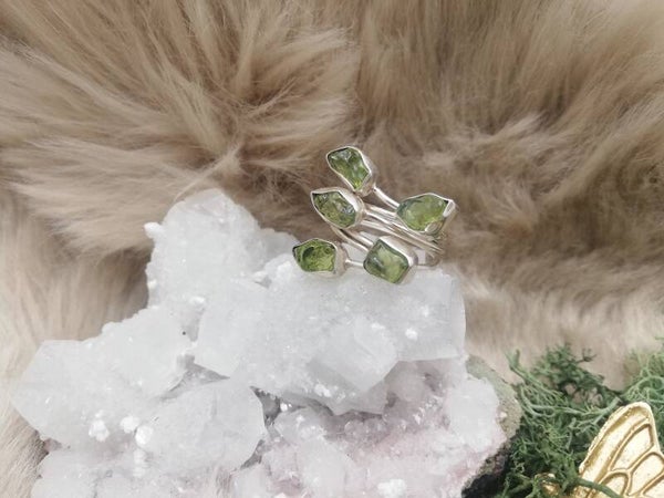 Ruwe peridoot ring
